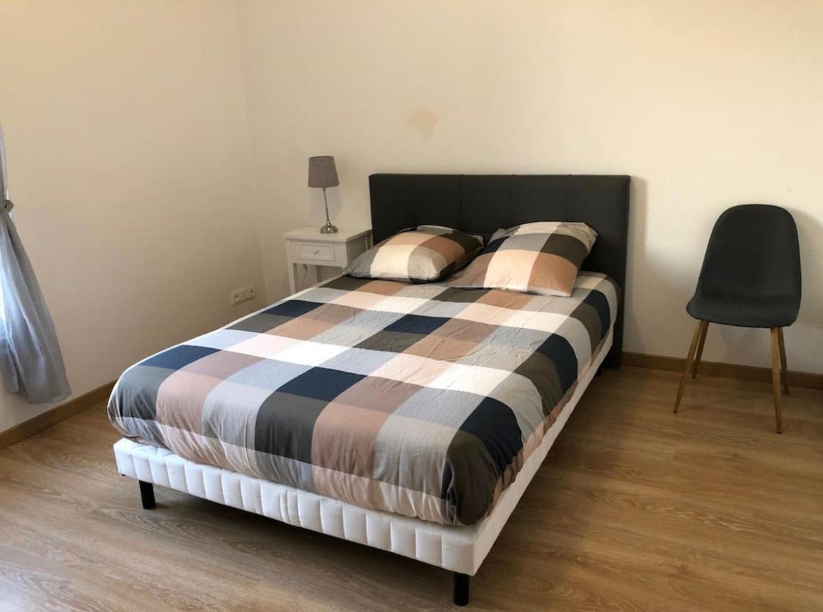 Grand logement à 300 mètres de la gare Mantes-la-Jolie Esterno foto